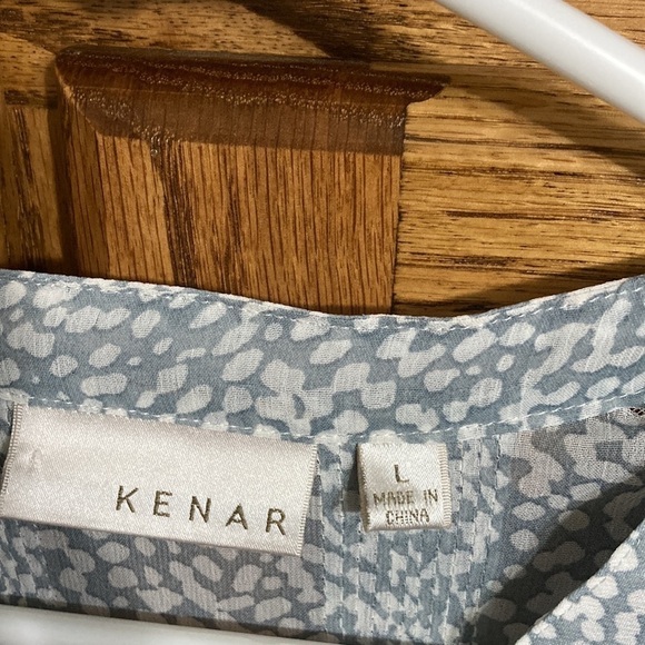 Elegant Kenar pleated button up blouse, subtle geometric pattern. Size Large - Picture 7 of 9